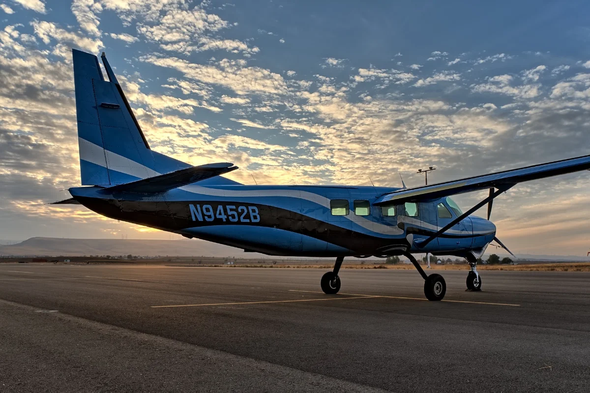 Aeronave ejecutiva en plataforma o rampa nocturna